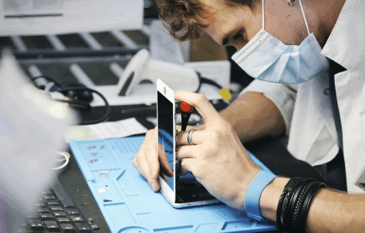 L'homme répare un smartphone