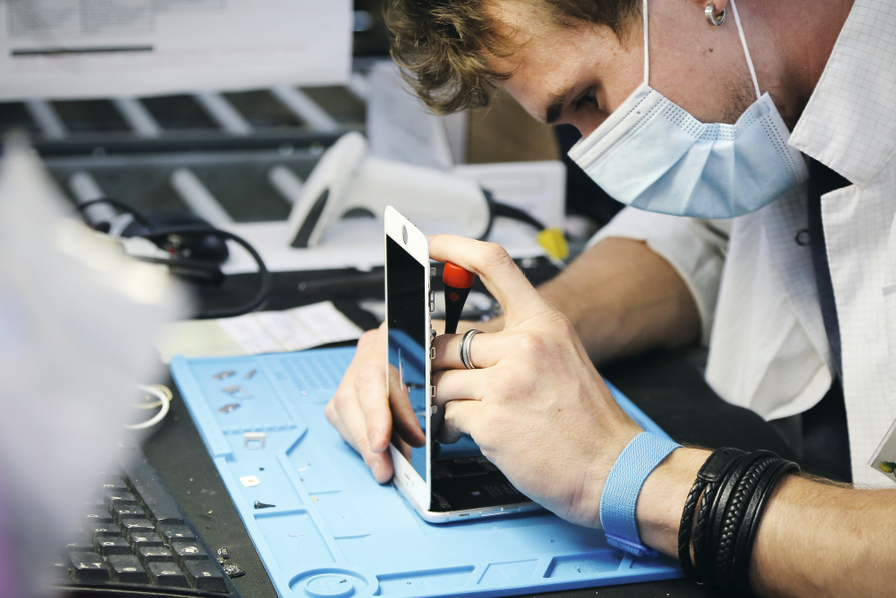 L'homme répare un smartphone