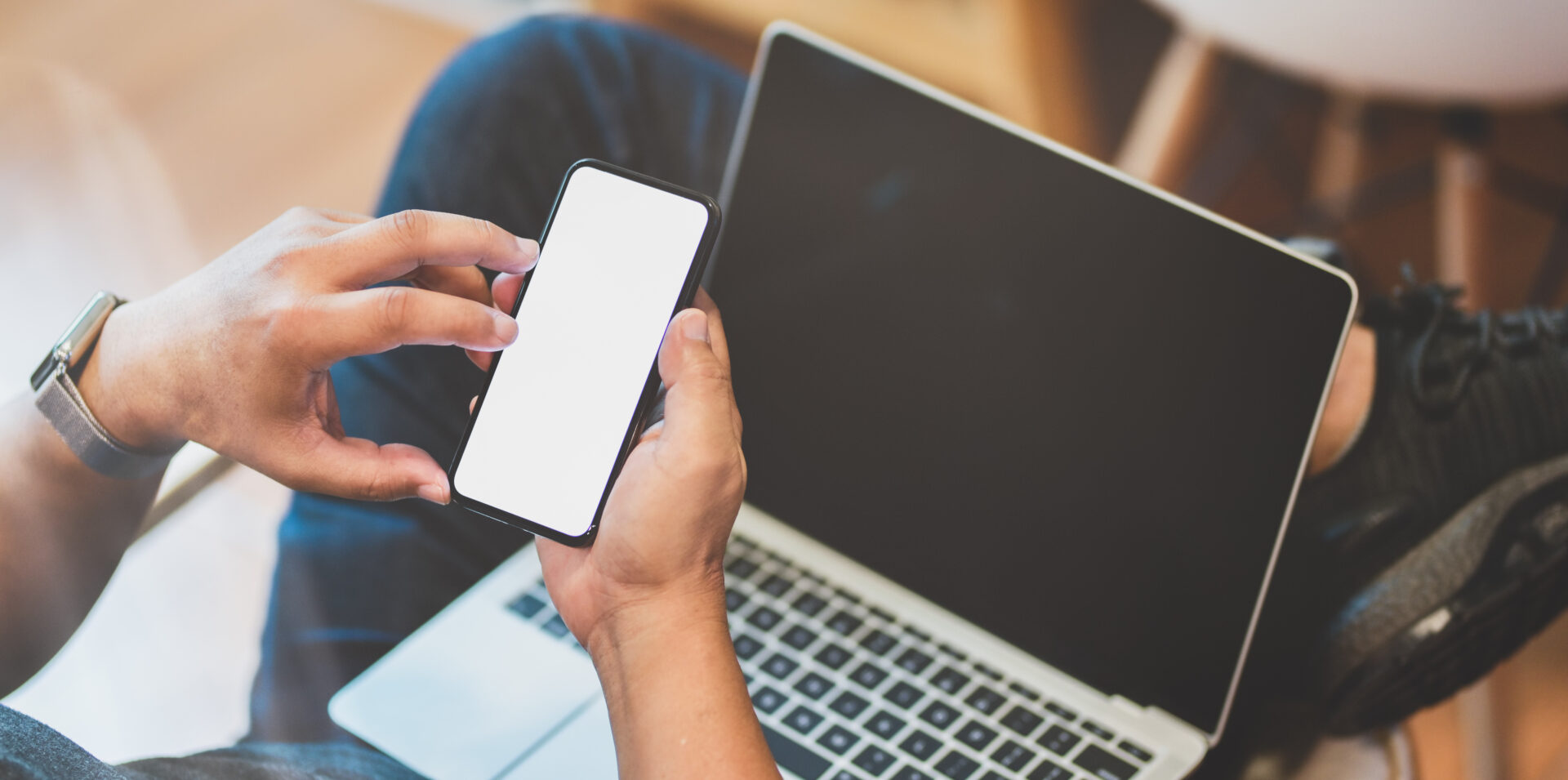 Personne utilisant un iPhone et un MacBook.