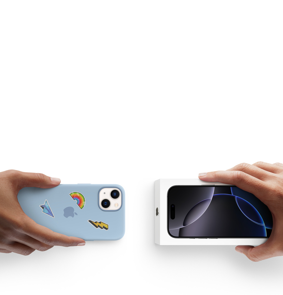 Deux mains échangent un ancien iPhone avec coque bleue contre un nouvel iPhone dans sa boîte, illustrant le principe de reprise.